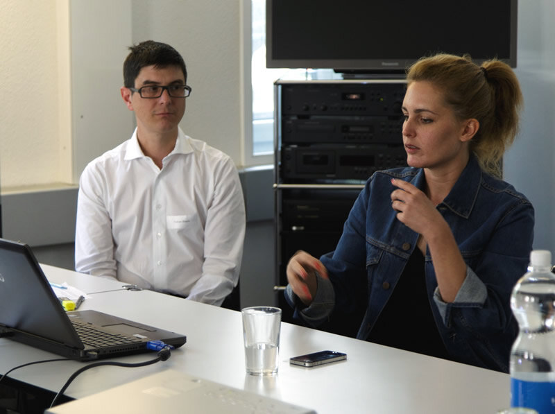Fabian Biasio und Alice Kohli, beides MAZ-Absolventen, bei der Präsentation der Webdokumentation am MAZ-Multimediatag 2015.