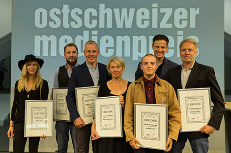 Die Preisträger des Ostschweizer Medienpreises 2016: Daniela Huber , Peter Hansemann, Urs Bucher, Brigitte Schmid-Gugler, Benjamin Manser, Matthias Hämmerly und Tom Schmidlin. (Bild: Daniel Dorrer)