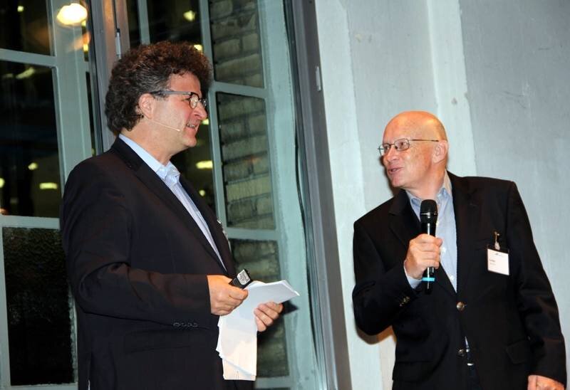 Kurt Metz, der SFJ-Award-Sieger 2016 (r.), mit MAZ-Studienleiter Frank Hänecke, Mitglied der SFJ-Jury (l.)