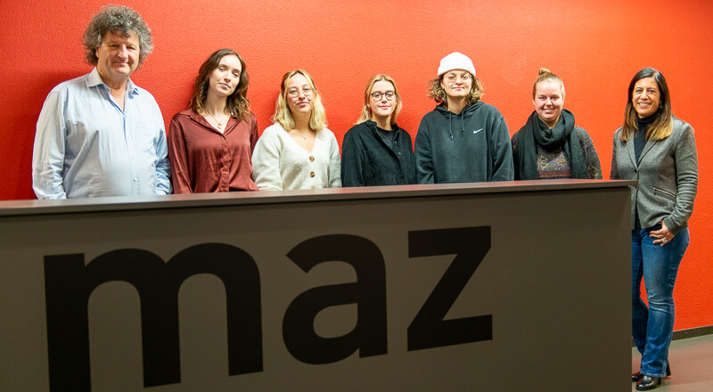 Die ersten Absolventinnen der MAZ-Vertiefung Journalismus zwischen den MAZ-Verantwortlichen dieses Kooperationsangebots, MAZ-Direktorin Martina Fehr (r) und Studienleiter Frank Hänecke.