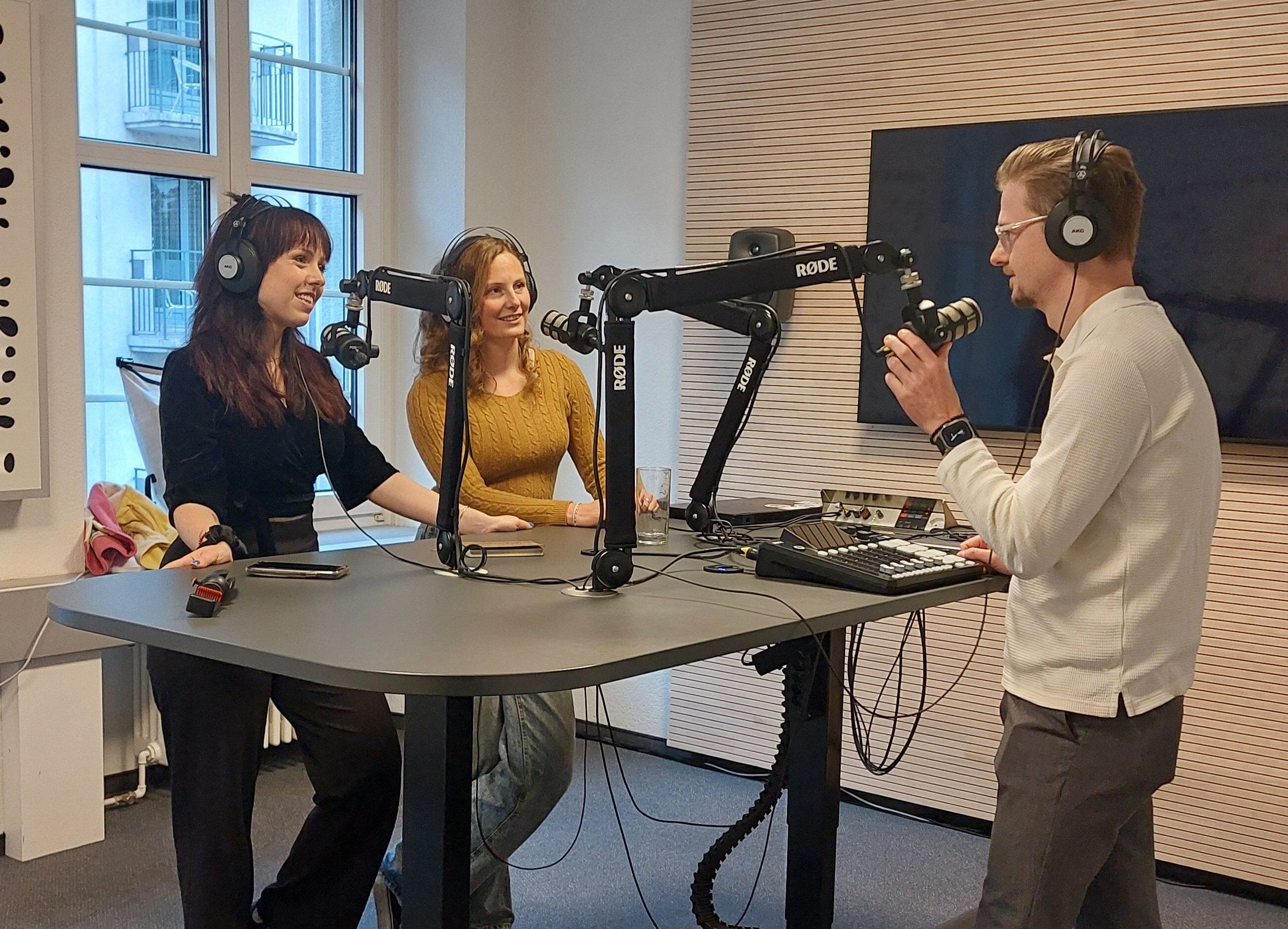 Podcast-Hosts Jonas, Jelena und Jasmin am Mikrofon