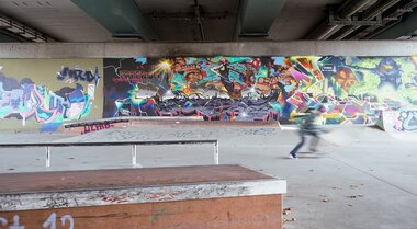 Unterführung mit Graffitti und Skateboarder